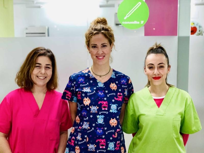 Dolores, Laura y Micaela, el equipo de la Clínica Veterinaria El Arca de Noé, en la clínica de Valladolid