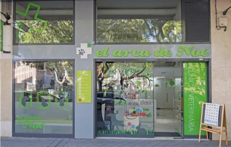 Fachada de la Clínica Veterinaria El Arca de Noé en la Plaza Colegio de Santa Cruz de Valladolid